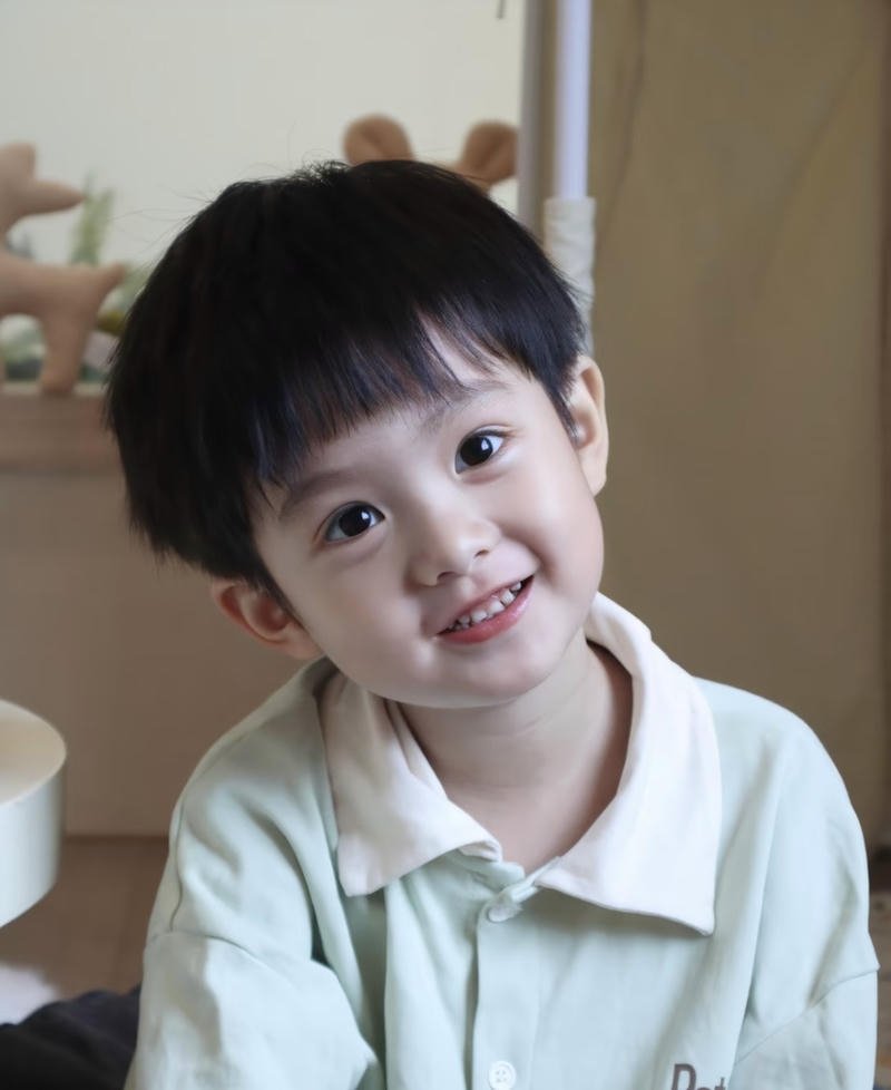 Ánh nhìn sáng rõ giúp ảnh bé trai đáng yêu ấn tượng