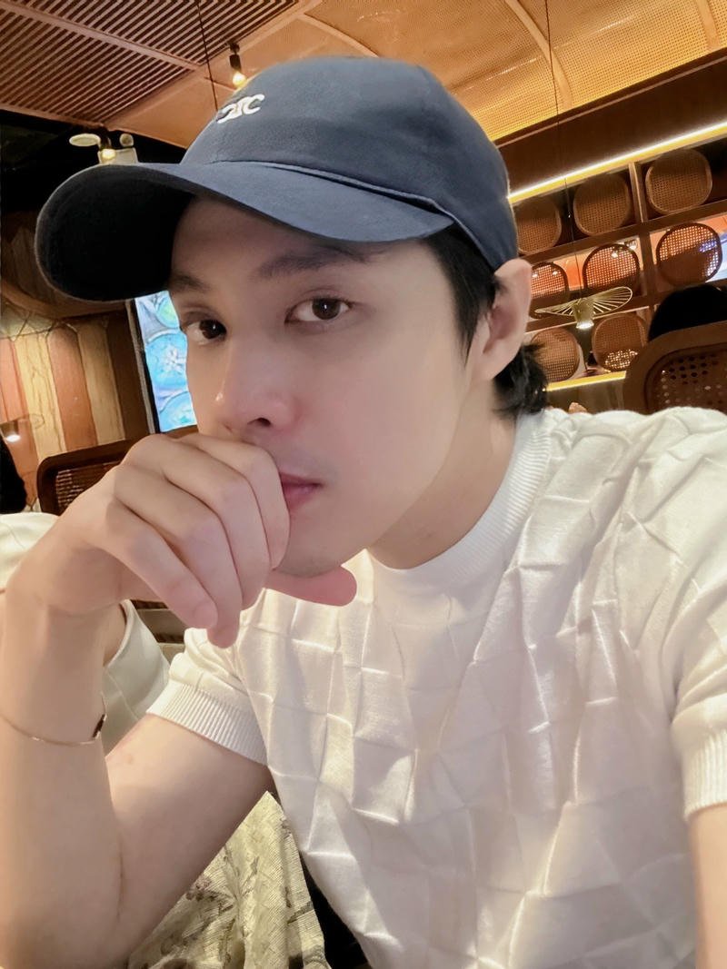 Ánh nhìn sâu lắng làm nổi bật nền Noo Phước Thịnh