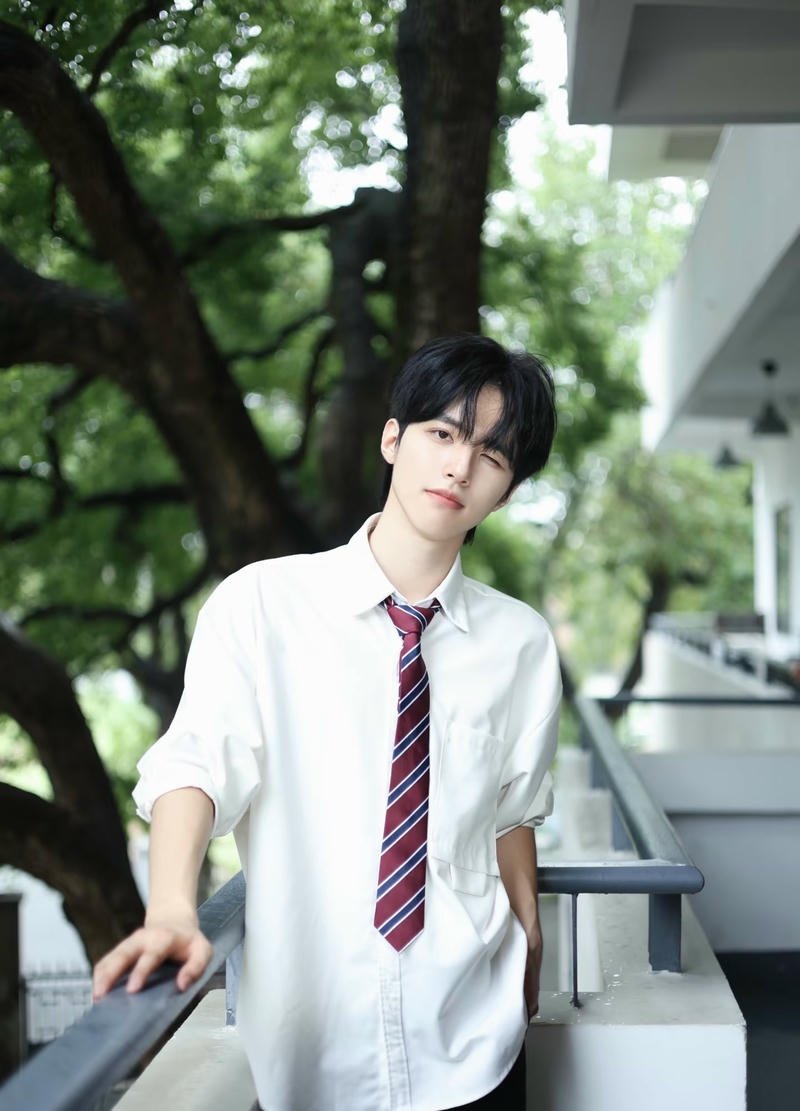 Ánh nhìn thân thiện học sinh nam ảnh nền