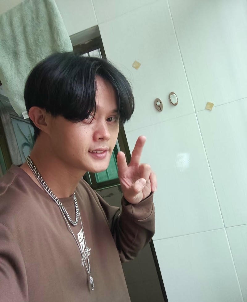 Ánh nhìn tự nhiên nam kém thu hút trong ảnh