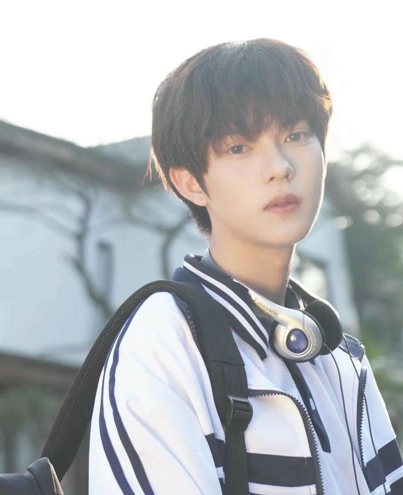 Ánh nhìn tươi sáng học sinh nam ảnh nền