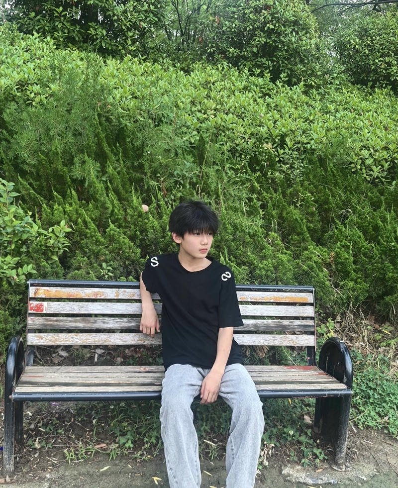 Ánh nhìn tươi sáng trai đẹp 13 tuổi ảnh nền