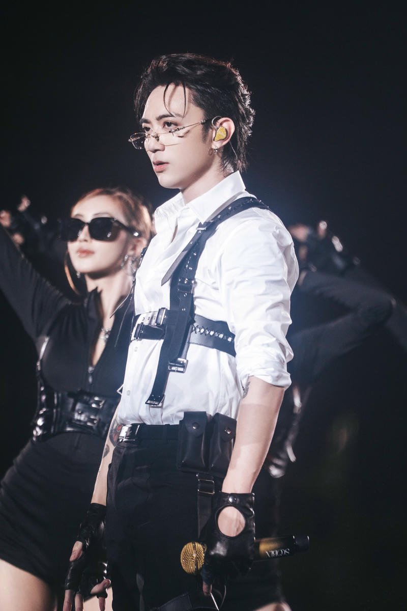 Ánh sáng sân khấu làm nổi bật nền Soobin Hoàng Sơn