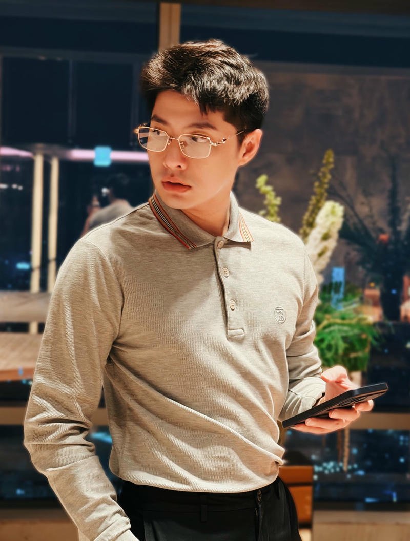 Ánh sáng vàng làm nổi bật hình nền Noo Phước Thịnh