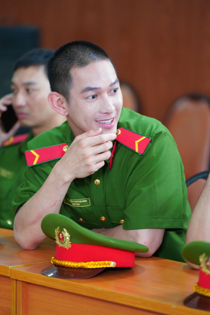 Ánh sáng xanh làm nổi bật khung hình Song Luân