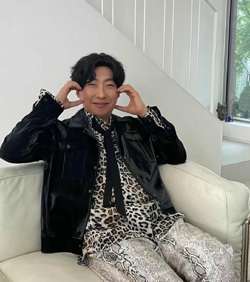 Biểu cảm chân thật nam kém sắc hợp nền