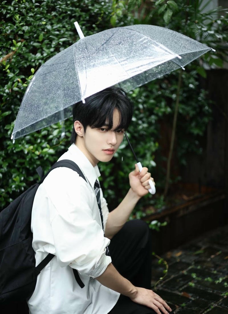 Biểu cảm dễ mến học sinh nam ảnh nền