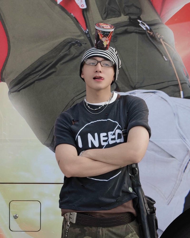 Biểu cảm nhẹ nhàng Sơn Tùng MTP hợp nền