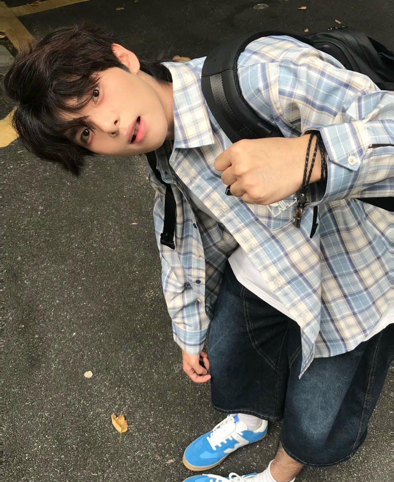 Biểu cảm nhẹ nhàng học sinh nam nền điện thoại