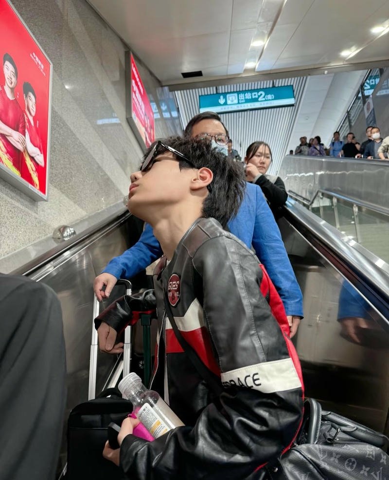 Biểu cảm nhẹ nhàng trai đẹp 13 tuổi hợp nền