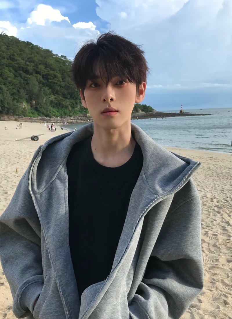 Biểu cảm nhẹ nhàng trai đẹp 2k9 hợp nền