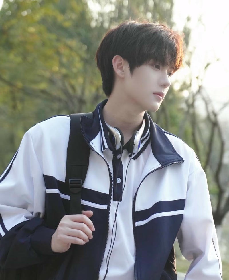 Biểu cảm thân thiện học sinh nam hợp nền