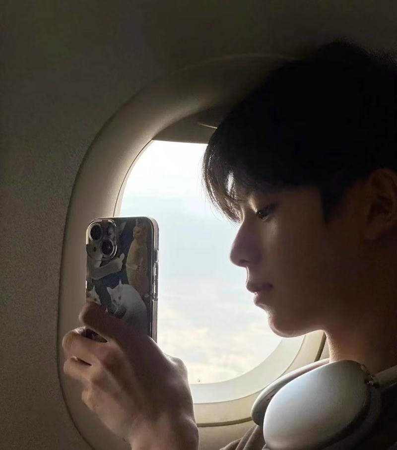 Biểu cảm thân thiện trai đẹp 13 tuổi ảnh nền