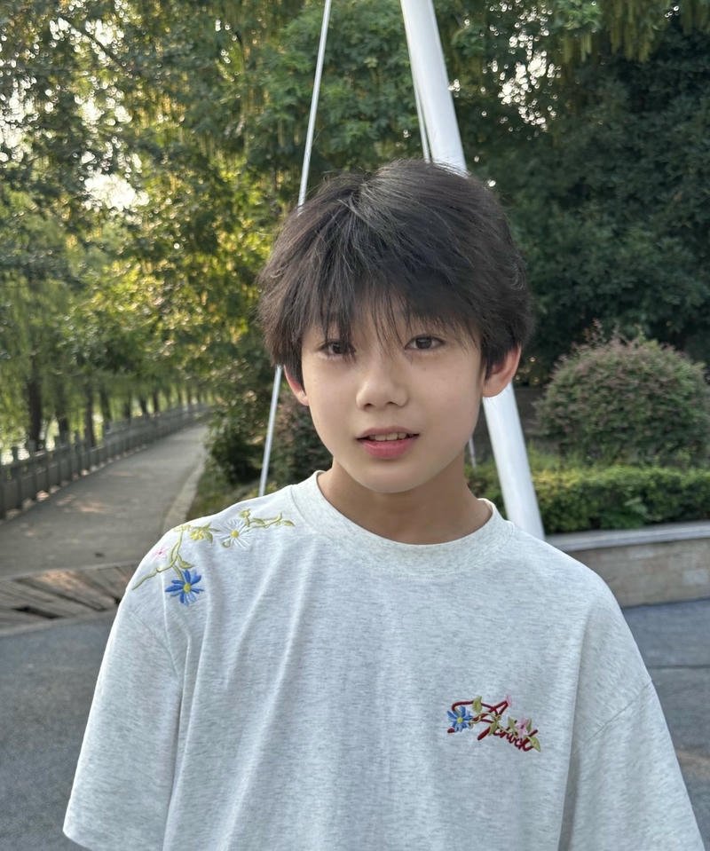 Biểu cảm thân thiện trai đẹp 13 tuổi hợp nền