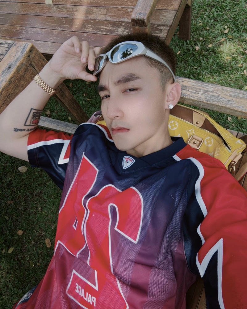 Biểu cảm thư giãn Sơn Tùng MTP ảnh nền