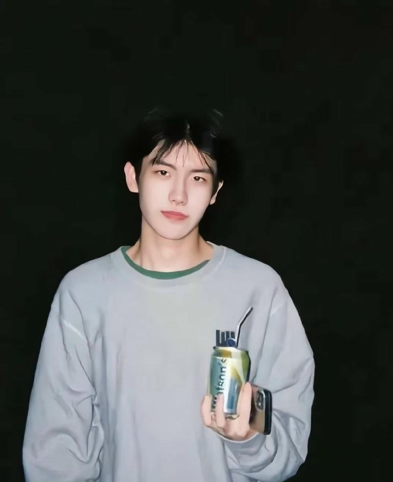 Biểu cảm trẻ trung trai 2k9 hình đẹp