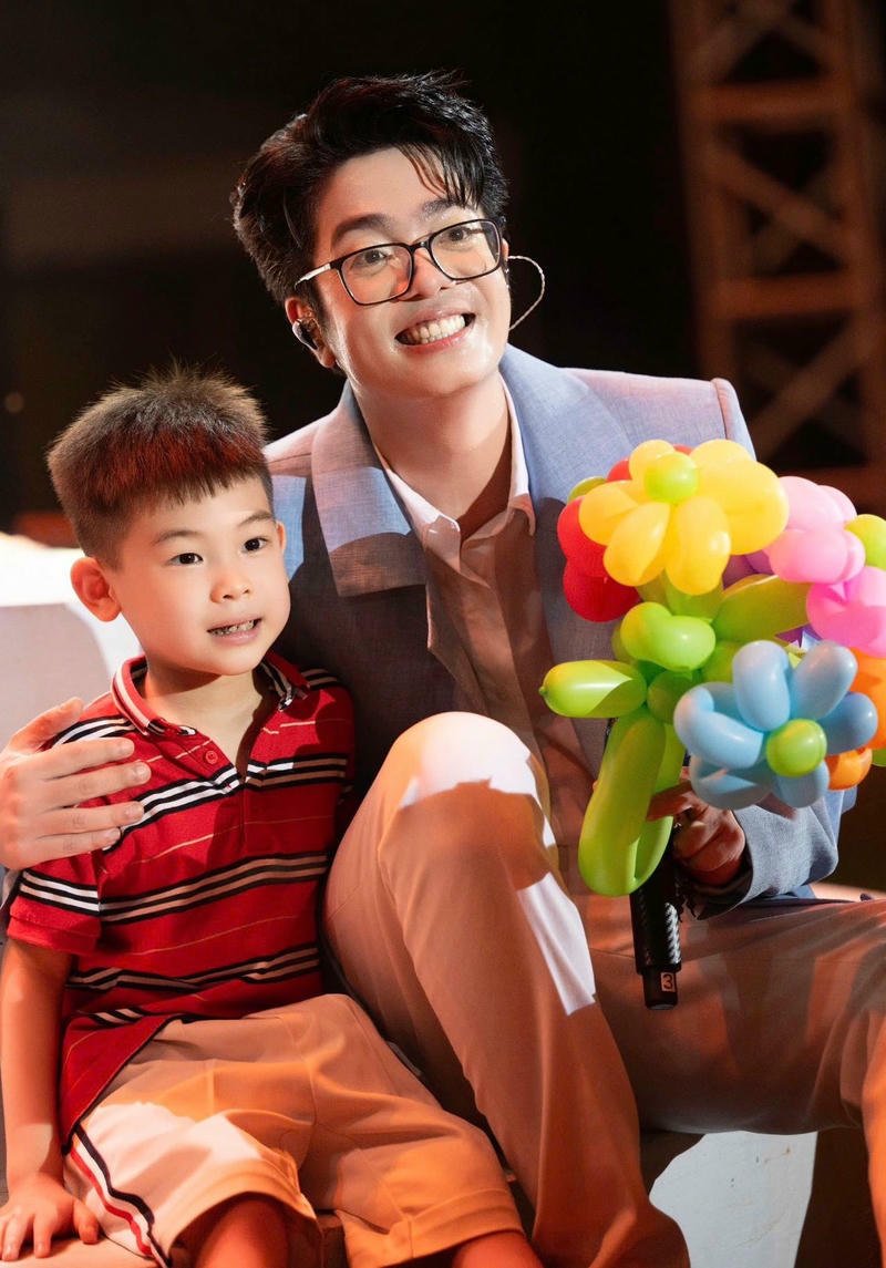 Biểu cảm tự nhiên Bùi Anh Tuấn trong nền