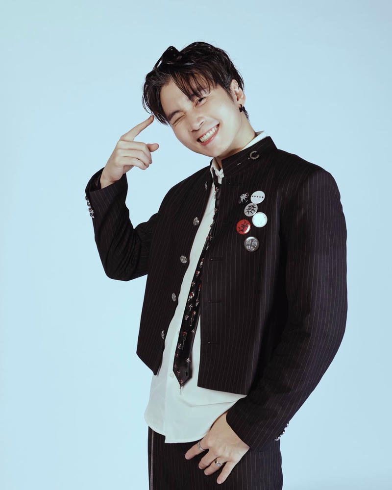 Biểu cảm tự nhiên của Karik trong hình nền Karik