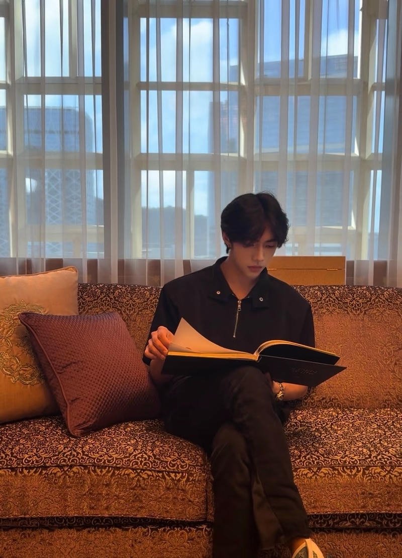 Biểu cảm tự nhiên học sinh nam ảnh nền