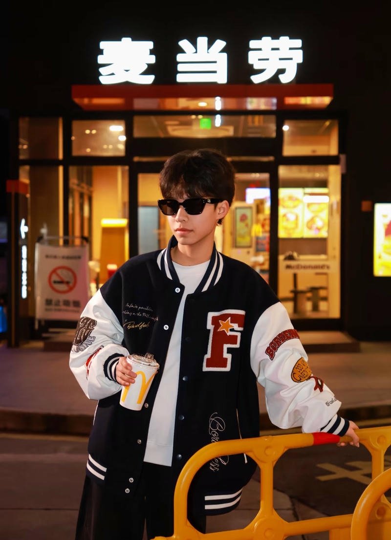 Biểu cảm tự nhiên trai đẹp 13 tuổi ảnh nền