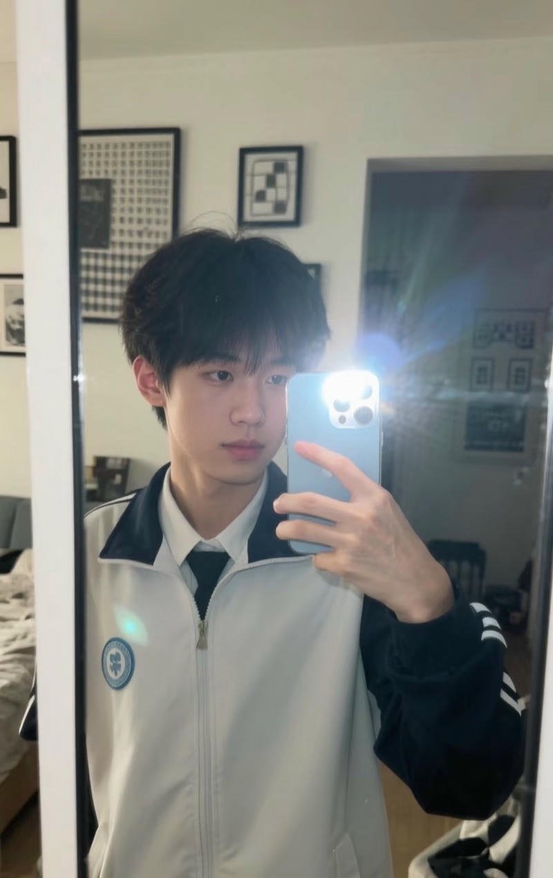 Biểu cảm tự nhiên trai đẹp 13 tuổi trong hình