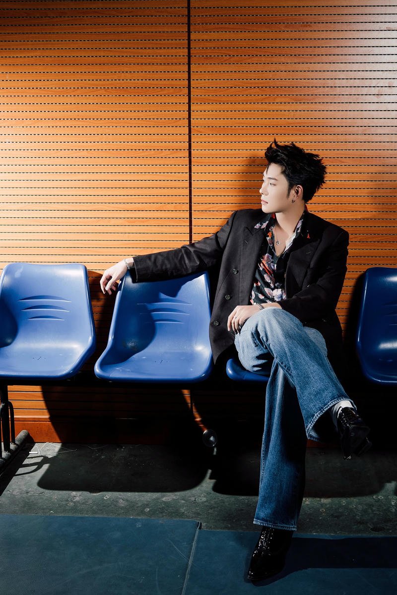 Biểu cảm tự nhiên xuất hiện trong ảnh nền Dương Domic