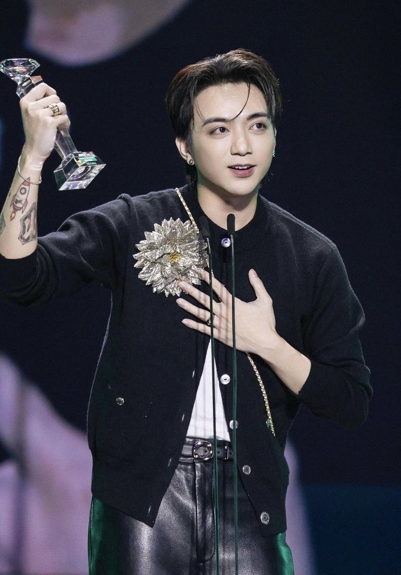 Biểu cảm tự nhiên xuất hiện trong ảnh nền Soobin Hoàng Sơn