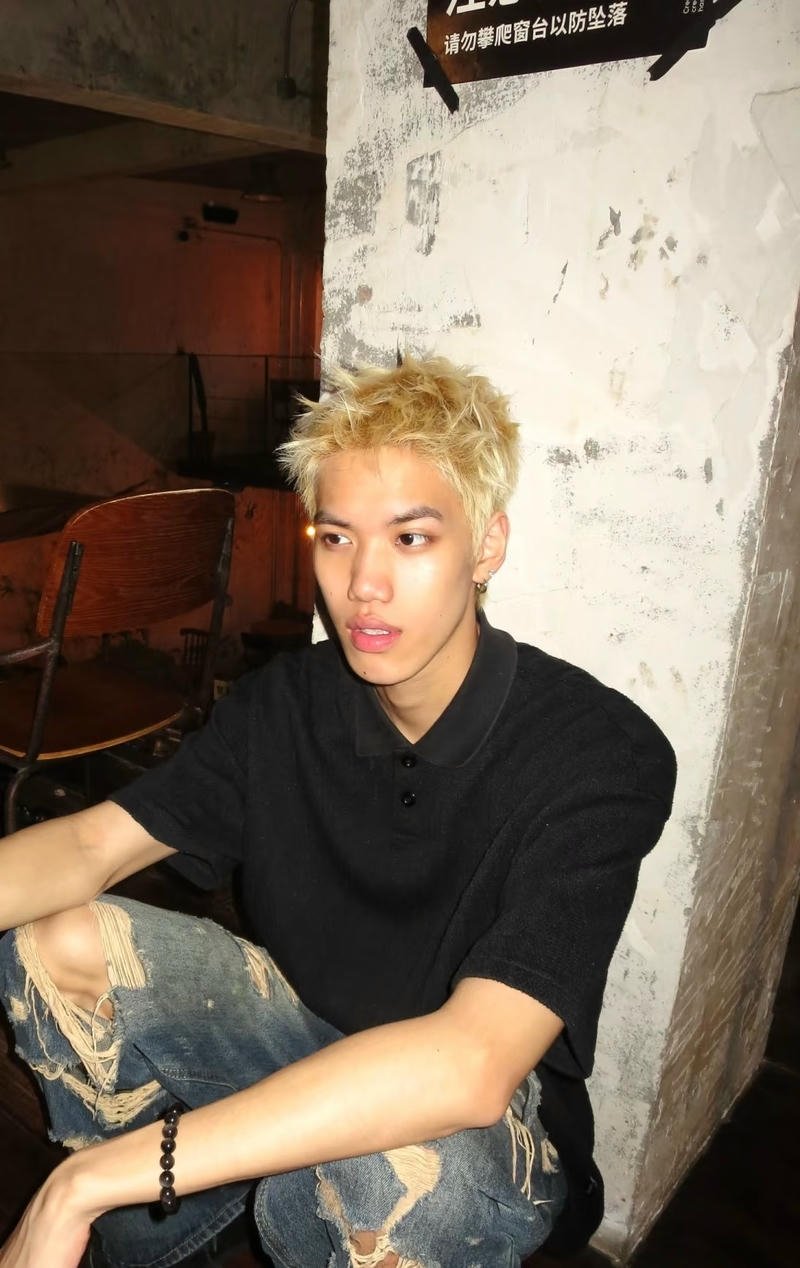 Biểu cảm tự tin trai đẹp k9 hợp nền