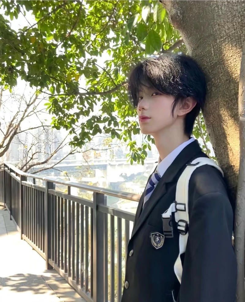 Biểu cảm vui nhộn học sinh nam trong ảnh