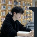 Biểu cảm vui vẻ học sinh nam hình nền