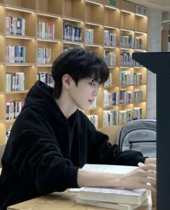 Biểu cảm vui vẻ học sinh nam hình nền