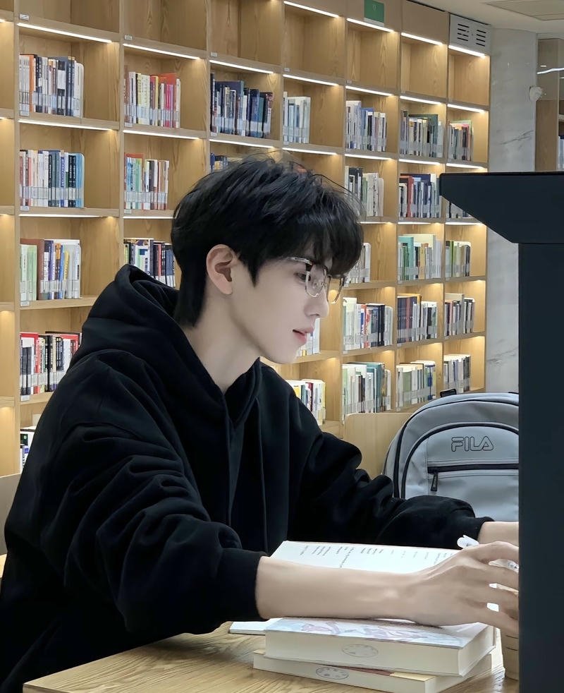 Biểu cảm vui vẻ học sinh nam hình nền