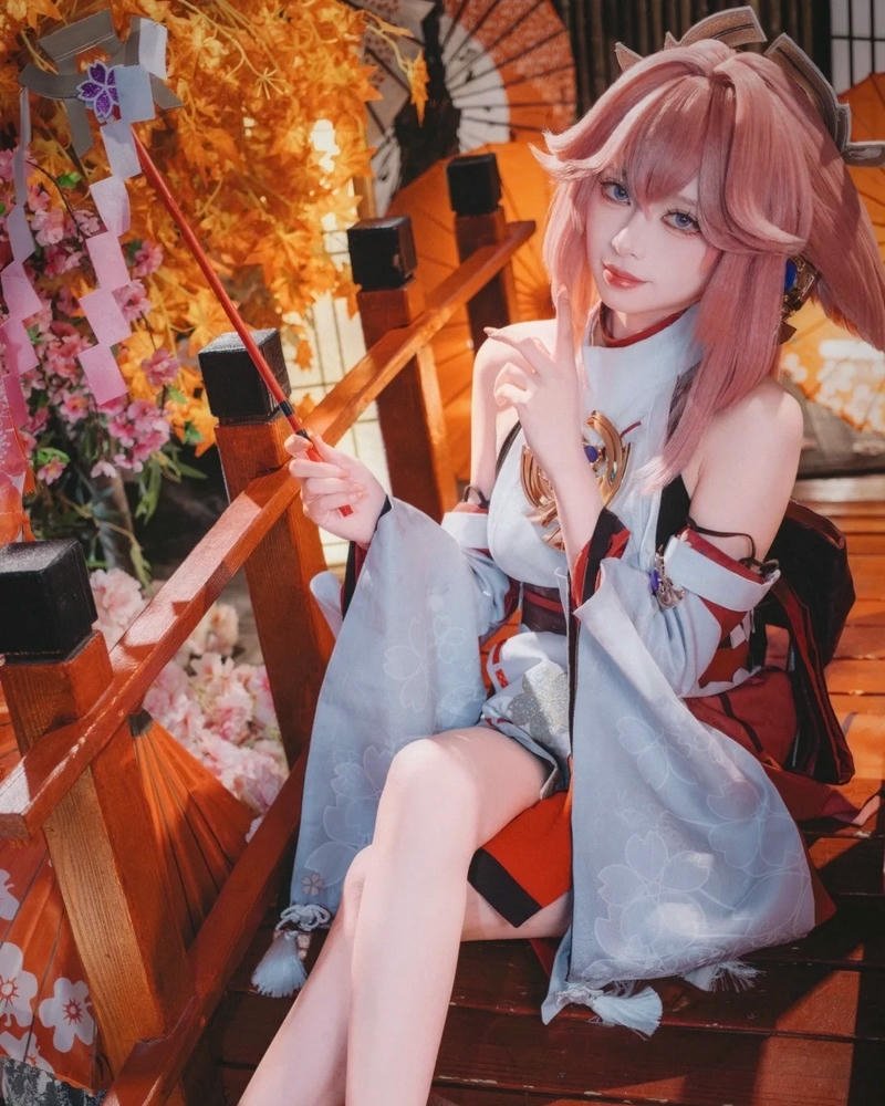 Cosplay Yae Miko ánh mắt sắc nét tạo ấn tượng mạnh mẽ