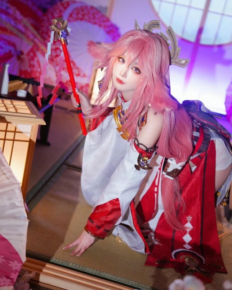 Cosplay Yae Miko biểu cảm đa dạng thể hiện nét quyến rũ
