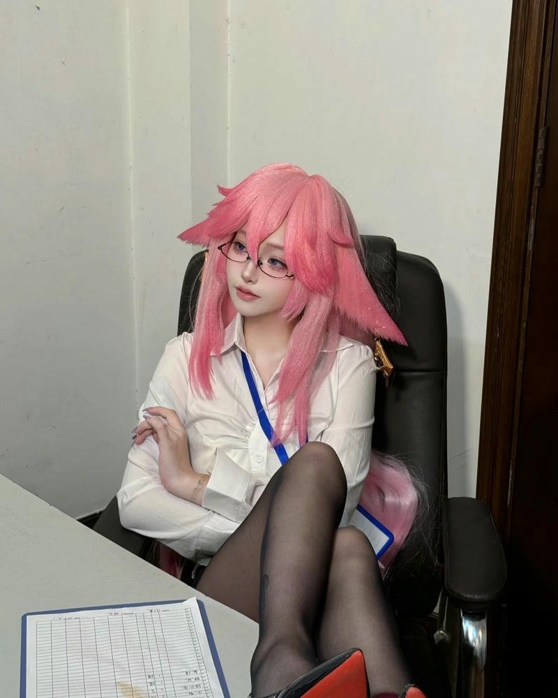 Cosplay Yae Miko biểu cảm nhẹ nhàng nhưng đầy sức hút riêng