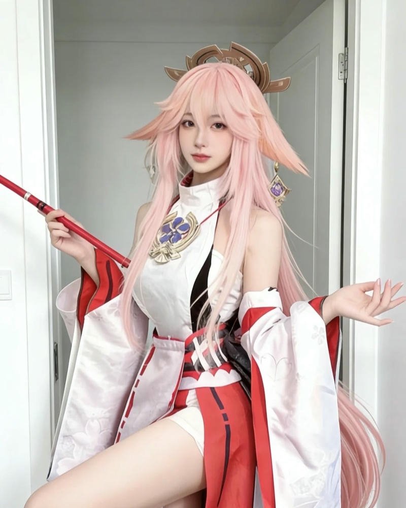 Cosplay Yae Miko biểu cảm tự tin thể hiện nét cá tính riêng