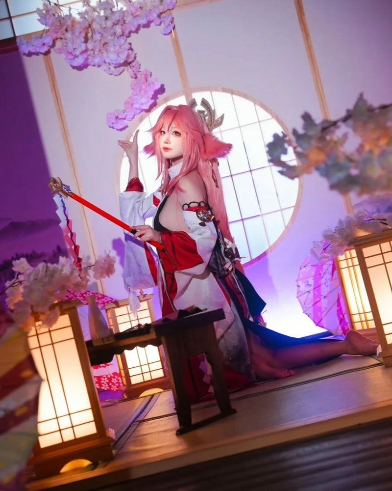 Cosplay Yae Miko mang diện mạo thanh tao với phong cách riêng