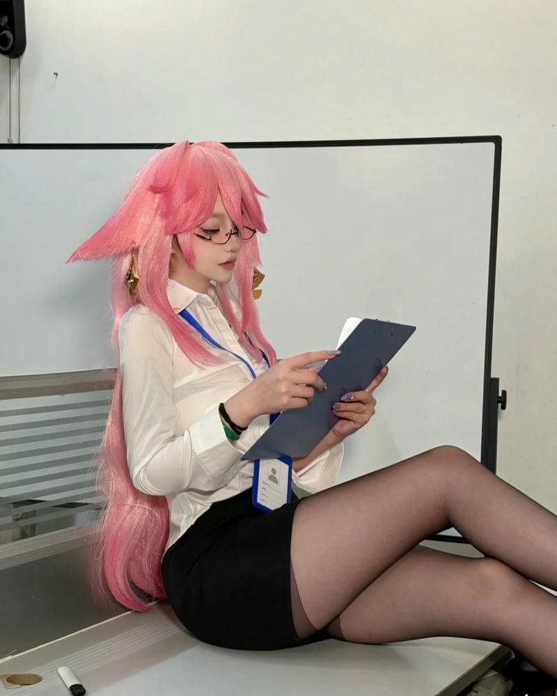 Cosplay Yae Miko tạo dáng tự nhiên với thần thái cuốn hút