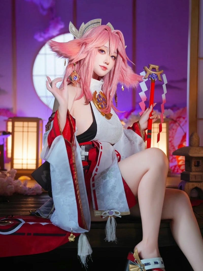 Cosplay Yae Miko tạo điểm nhấn bằng thần sắc đầy ấn tượng