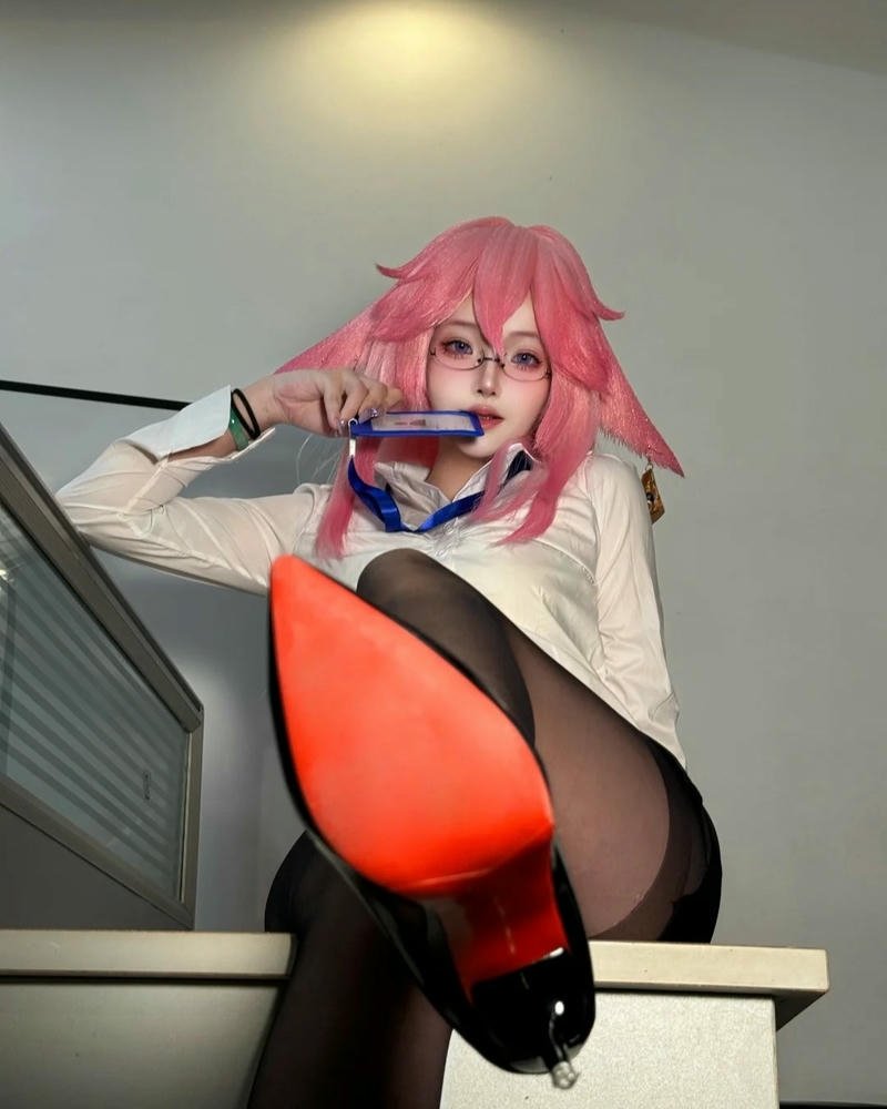 Cosplay Yae Miko tạo hình sắc sảo thể hiện nét bí ẩn