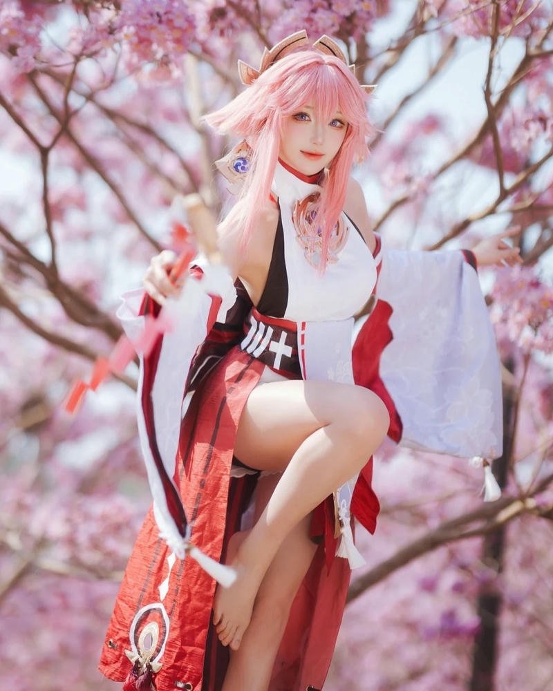 Cosplay Yae Miko thể hiện sự duyên dáng qua từng chi tiết