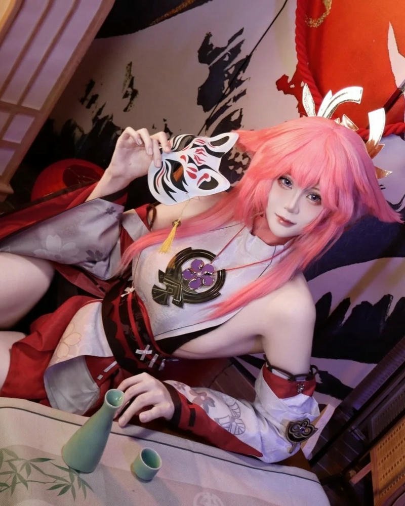 Cosplay nhân vật Yae Miko với biểu cảm nhẹ nhàng cuốn hút