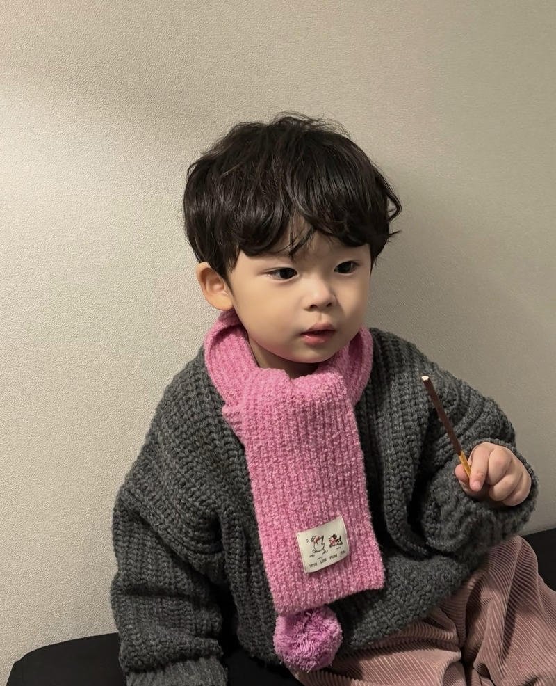 Cử chỉ tự nhiên khiến ảnh bé trai đáng yêu gần gũi