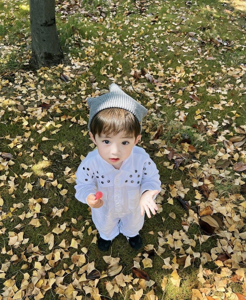 Dáng vẻ nhỏ nhắn ảnh bé trai đáng yêu gần gũi