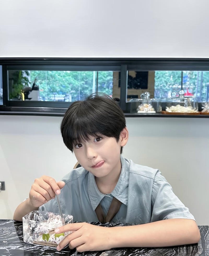 Đôi má đáng yêu trong ảnh bé trai đáng yêu thu hút