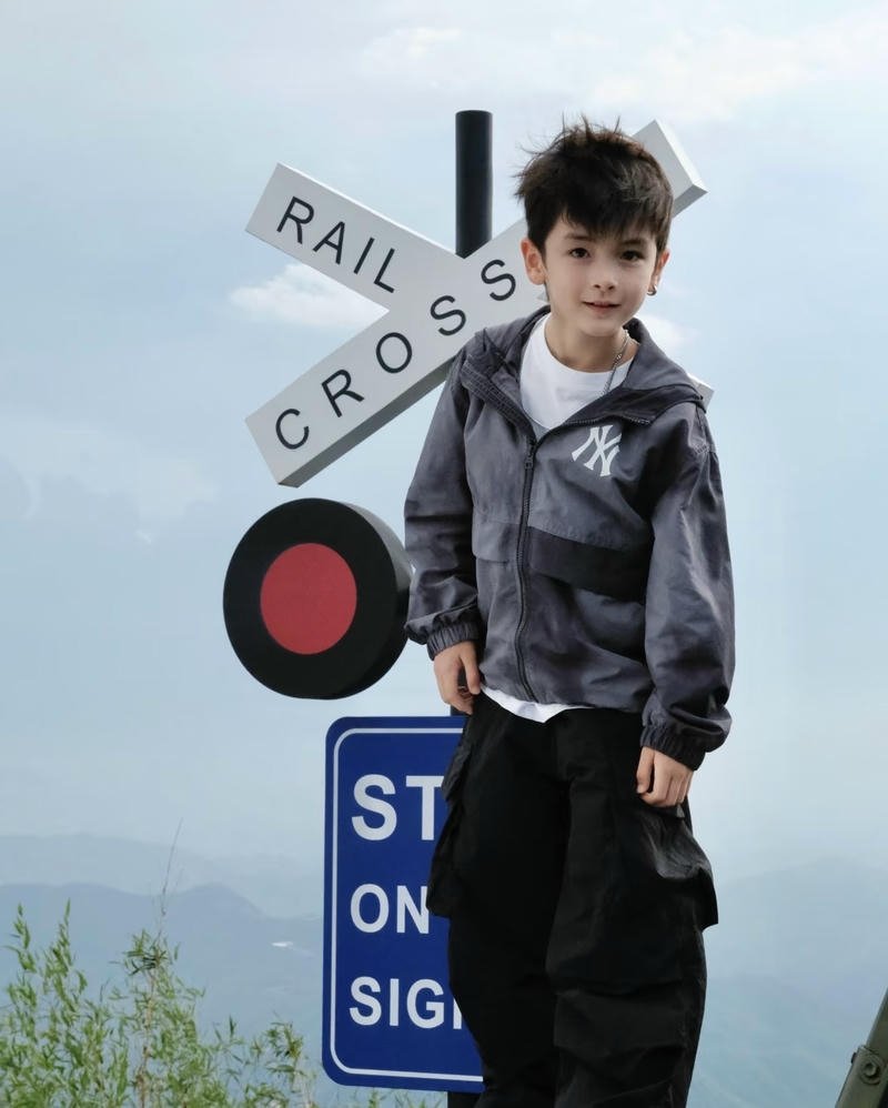 Đôi má tròn xinh trong ảnh bé trai đáng yêu đáng mến