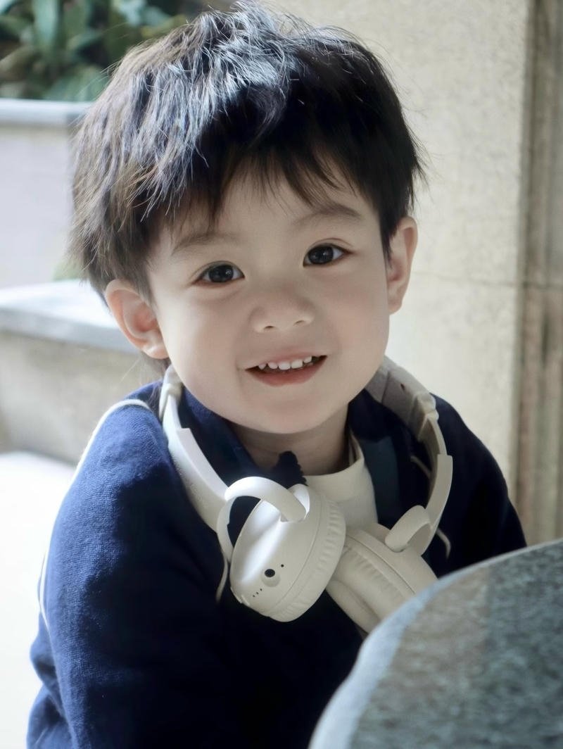 Đôi mắt sáng rõ trong ảnh bé trai đáng yêu cuốn hút