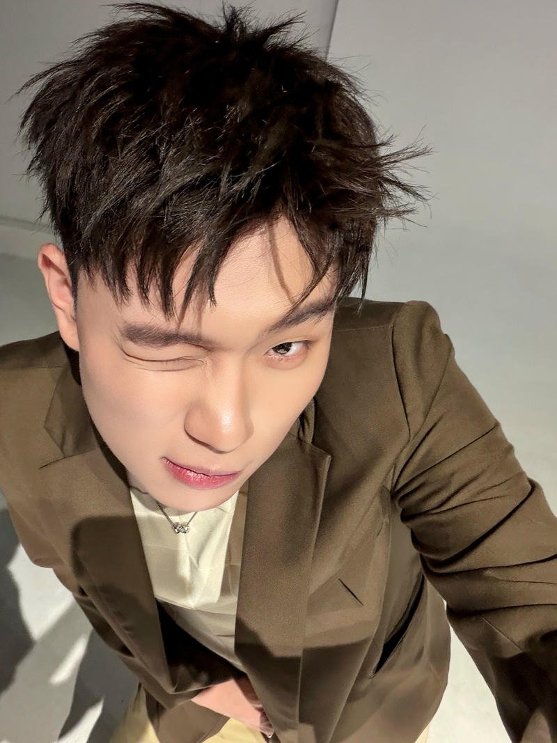 Gương mặt ấn tượng trong hình nền Dương Domic trên sân khấu