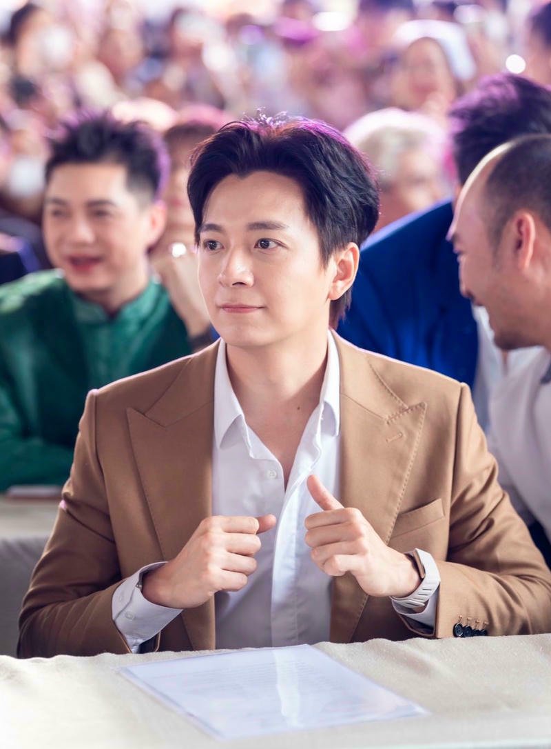 Gương mặt biểu cảm Ngô Kiến Huy trong ảnh nền