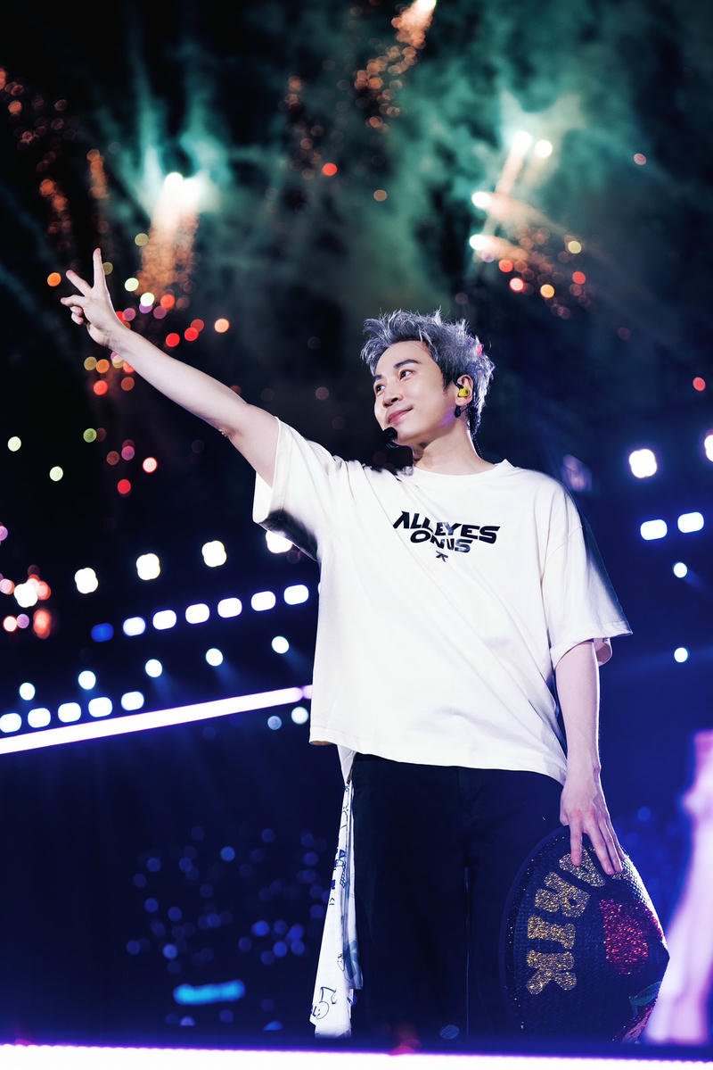 Gương mặt cá tính của Karik trong hình nền Karik sân khấu